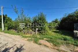 Istra, Dobravci, građevinsko zemljište 1154m2 s dva objekta, Kanfanar, Land