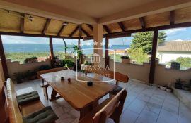 Kruševo - kvalitetna kuća sa velikim dvorištem, otvoren pogled na more! 430000€, Obrovac, Famiglia