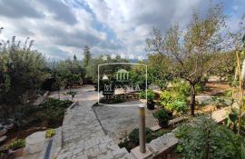 Kruševo - kvalitetna kuća sa velikim dvorištem, otvoren pogled na more! 430000€, Obrovac, Famiglia