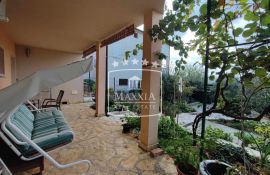 Kruševo - kvalitetna kuća sa velikim dvorištem, otvoren pogled na more! 430000€, Obrovac, Maison