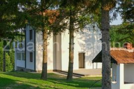 Topola, Donja Šatornja, dve kuće 226m2+144m2, plac 24ara, Casa