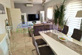 Vila sa bazenom 350 m2 u Kaštel Starom, Kaštela, Famiglia