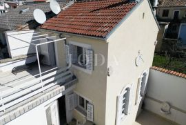 Selce, predivna kuća u centru mjesta sa garažom, Crikvenica, Casa