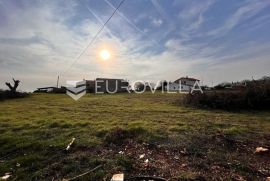 Marčana, Loborika - građevinsko zemljište 450 m2 na odličnoj lokaciji s putem, Marčana, Land