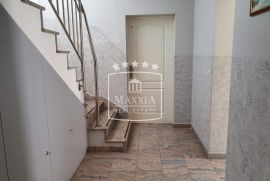 Diklo - idealna investicija za najam 8 stambenih jedinica! 849000€, Zadar, Haus