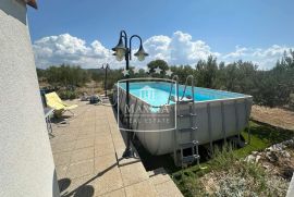 Zaton - kuća 52m2 s bazenom u masliniku od 4516m2! 295000€, Šibenik, Famiglia