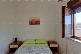 Kuća Prodaje se samostojeća prizemnica sa dva stana, 150 m2,  Banjole, Medulin, بيت
