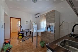 Kuća Prodaje se samostojeća prizemnica sa dva stana, 150 m2,  Banjole, Medulin, Σπίτι