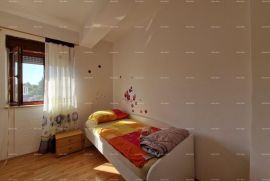 Kuća Prodaje se samostojeća prizemnica sa dva stana, 150 m2,  Banjole, Medulin, بيت