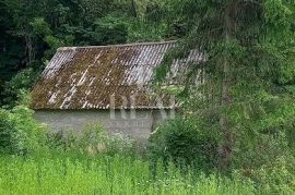 Građevinsko zemljište u Raduču s dva objekta  2050 m2, Lovinac, Land