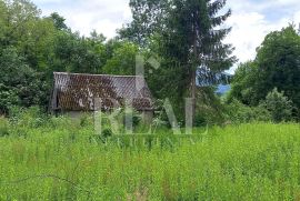 Građevinsko zemljište u Raduču s dva objekta  2050 m2, Lovinac, Arazi