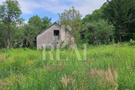 Građevinsko zemljište u Raduču s dva objekta  2050 m2, Lovinac, Terreno