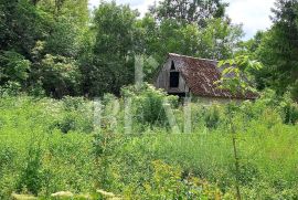 Građevinsko zemljište u Raduču s dva objekta  2050 m2, Lovinac, Terrain