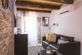 Istra, Oprtalj, autohtona kuća s 3 jedinice i poslovnim prostorom, Oprtalj, Famiglia