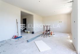 Split, Sirobuja, jednosoban stan u prizemlju s vrtom NKP 63, 56 m2, Split, Διαμέρισμα