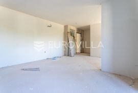 Sirobuja, trosoban stan s loggiom i balkonom NKP 77, 82 m2, Split, Wohnung