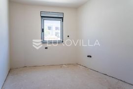 Sirobuja, trosoban stan s loggiom i balkonom NKP 77, 82 m2, Split, Wohnung