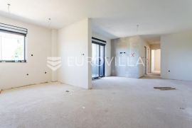 Sirobuja, trosoban stan s loggiom i balkonom NKP 77, 82 m2, Split, Appartement