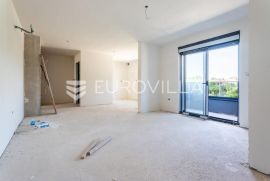 Sirobuja, trosoban stan s loggiom i balkonom NKP 77, 82 m2, Split, Wohnung