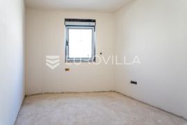 Split, Sirobuja, trosoban stan s vrtom NKP 87, 20 m2, Split, شقة