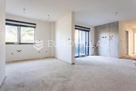 Split, Sirobuja, trosoban stan s vrtom NKP 87, 20 m2, Split, Apartamento