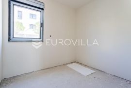 Split, Sirobuja, trosoban stan s prostranim vrtom NKP 81, 59 m2, Split, Διαμέρισμα