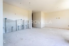 Split, Sirobuja, trosoban stan s prostranim vrtom NKP 81, 59 m2, Split, Διαμέρισμα