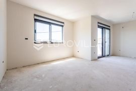 Split, Sirobuja, trosoban stan s prostranim vrtom NKP 81, 59 m2, Split, Wohnung