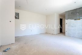 Sirobuja, dvosoban stan s loggiom NKP 52, 75 m2, Split, Appartamento