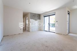 Sirobuja, dvosoban stan s loggiom NKP 52, 75 m2, Split, Apartamento