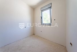 Sirobuja, dvosoban stan s loggiom NKP 52, 75 m2, Split, Appartement