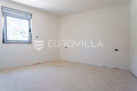 Sirobuja, dvosoban stan s loggiom NKP 52, 75 m2, Split, Appartment