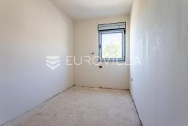 Split, Sirobuja, trosoban stan s loggiom i balkonom NKP 77, 82 m2, Split, Διαμέρισμα