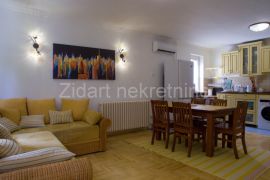 Povoljan stan na Bežanijskoj kosi, Novi Beograd, Appartamento