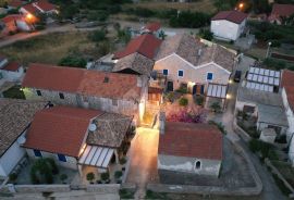 OTOK MOLAT - Simpatična kuća u blizini mora u srcu mjesta Molat, Zadar - Okolica, Famiglia