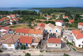 OTOK MOLAT - Simpatična kuća u blizini mora u srcu mjesta Molat, Zadar - Okolica, Maison
