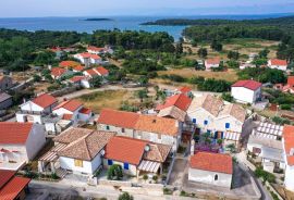 OTOK MOLAT - Jedinstvena dvojna kuća s bazenom u srcu mjesta Molat, Zadar - Okolica, Haus