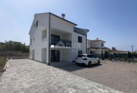 OTOK KRK, RASOPASNO - Obiteljska kuća s krovnom terasom, novogradnja u blizini mora!, Dobrinj, Famiglia