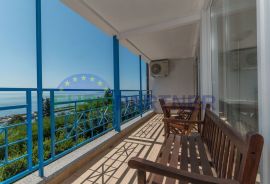 Trosoban stan s panoramskim pogledom na more ,50m od plaže, Opatija okolica, Opatija, Flat