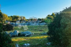 Kuća Šolta sa građevinskim zemljištem 2850m2, Šolta, Σπίτι