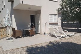 Prakrasan stan s dvorištem i pogledom na more, Labin, Appartment