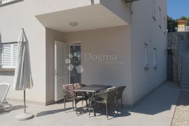 Stan u prizemlju s dvorištem i pogledom na more, Labin, Appartement