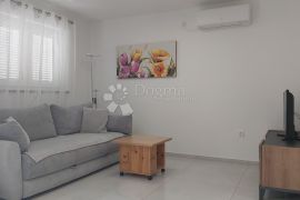 Stan u prizemlju s dvorištem i pogledom na more, Labin, Apartamento