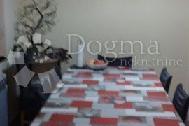 Kuća s potencijalom na zanimljivoj lokaciji, Preseka, House