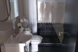 KUĆA S TRI APARTMANA UZ MORE, Karlobag, Дом