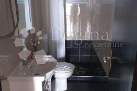 KUĆA S TRI APARTMANA UZ MORE, Karlobag, Дом