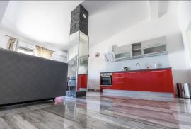 KUĆA S TRI APARTMANA UZ MORE, Karlobag, Maison