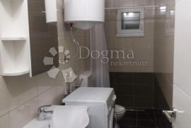 KUĆA S TRI APARTMANA UZ MORE, Karlobag, Дом