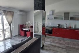 KUĆA S TRI APARTMANA UZ MORE, Karlobag, Дом