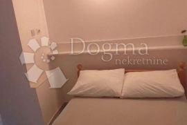 KUĆA S TRI APARTMANA UZ MORE, Karlobag, Дом